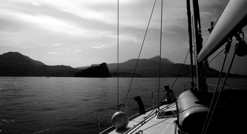  Ilha de Ischia Itália Barco Velejar Morros Mar Montanhas Ilha Praia Céu Nuvens Equipamentos Calma Tranquilidade Descansar Brisa Marinha