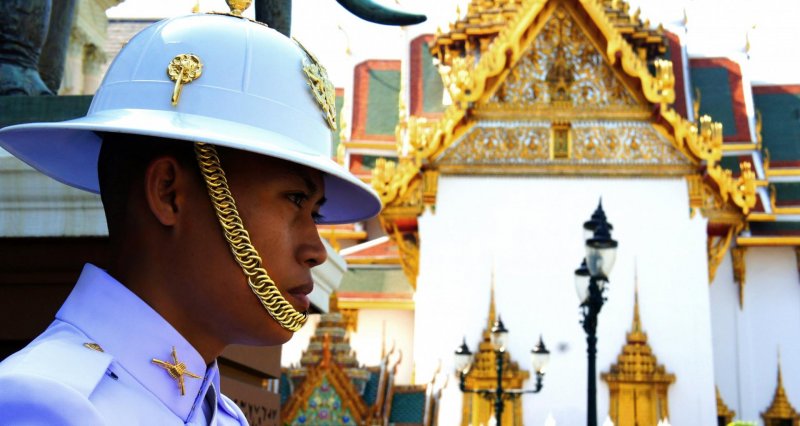 Grande Palácio tailândia bangkok religião antigo arquitetura Ásia histórico tradicional banguecoque cultura historia grande palácio templo estrutura ouro buddha buda turismo famoso guarda policial