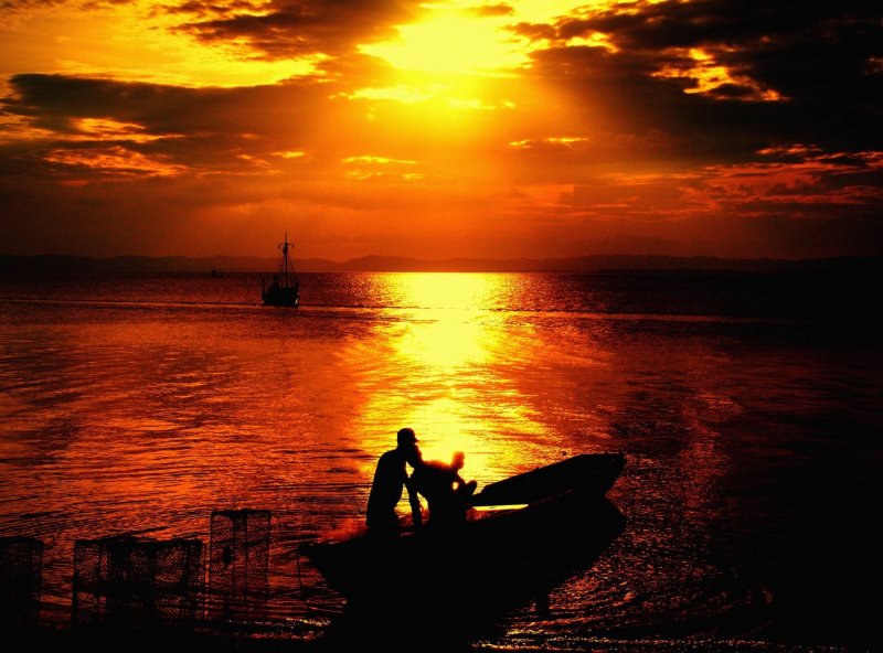 Pescadores pesca Sol Barco Paisagem Mar Lago Pesca Nuvens Nublado Calmo Descanso Trabalho Solidão Cedo por do sol por-do-sol