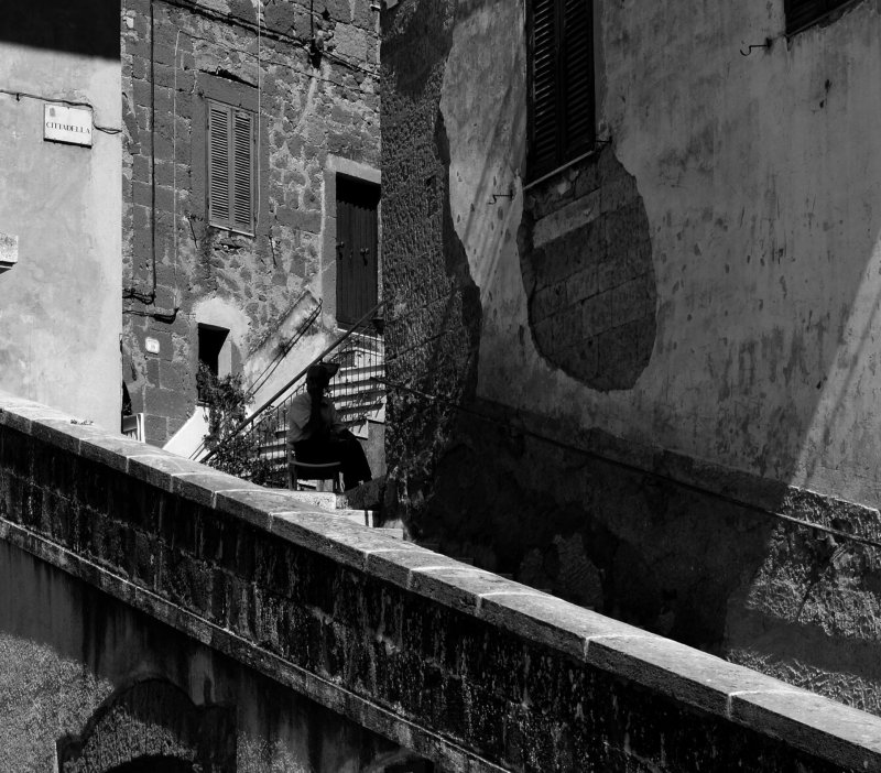 Pitigliano Itália Escadaria Subir Descer Lomba Sozinho Só Solidão Grades Interior Janelas Venezianas Pedra Casa Tijoloo Itália italia