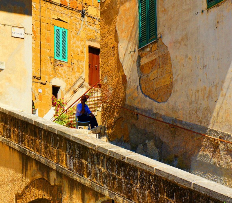 Pitigliano Itália Escadaria Subir Descer Lomba Sozinho Só Solidão Grades Interior Janelas Venezianas Pedra Casa Tijoloo Itália italia