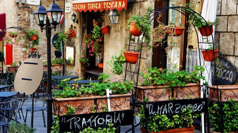 Bar Boteco Dark Mesas Restaurante Cadeiras Vasos Plantas Toscana Itália italia