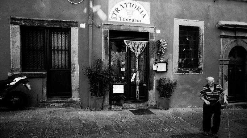 Itália Toscana porta entrada comércio restaurante trataria pessoa idoso sênior velho caminhando italia 