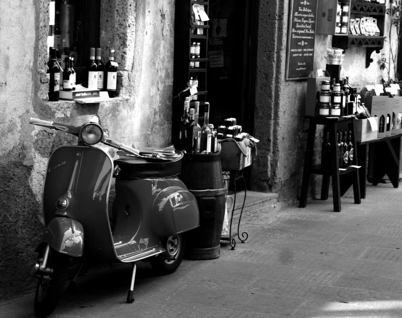 Moto Lambreta Vinho Álcool Barril Interior Loja Antigo Ítalia Pitigliano Toscana italia 