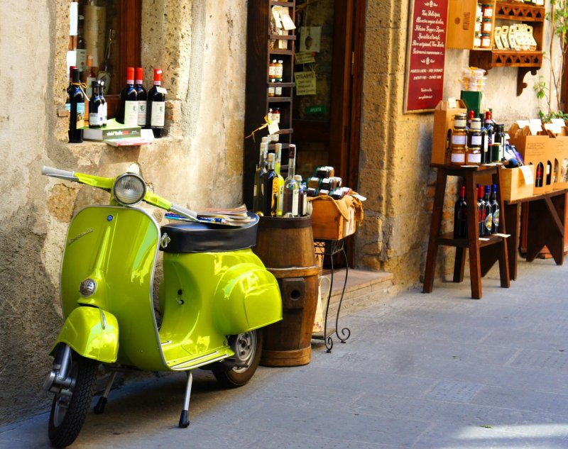 Moto Lambreta Vinho Álcool Barril Interior Loja Antigo Ítalia Pitigliano Toscana