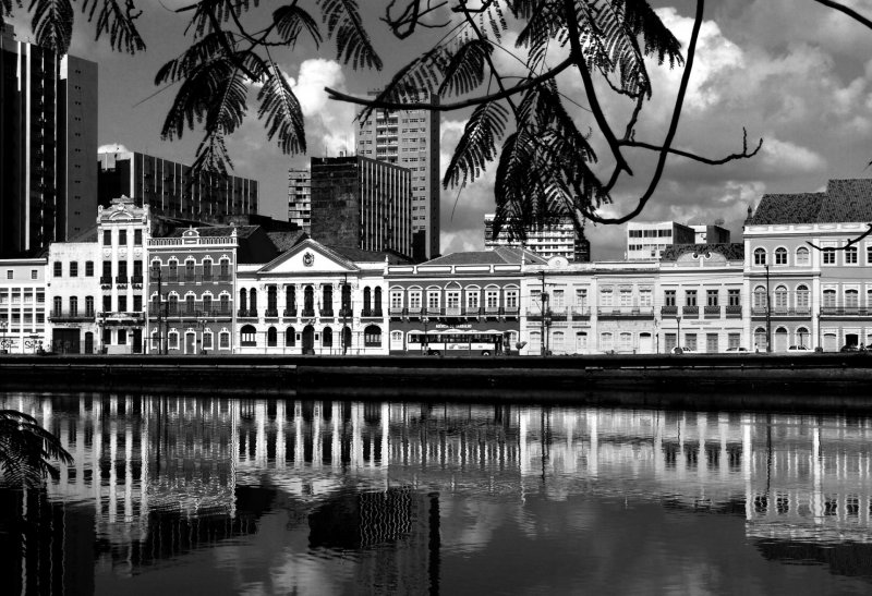 Recife Pernambuco Rio Capibaribe Rua da Aurora é composta por coloridos sobrados do século 19 histórico história casas