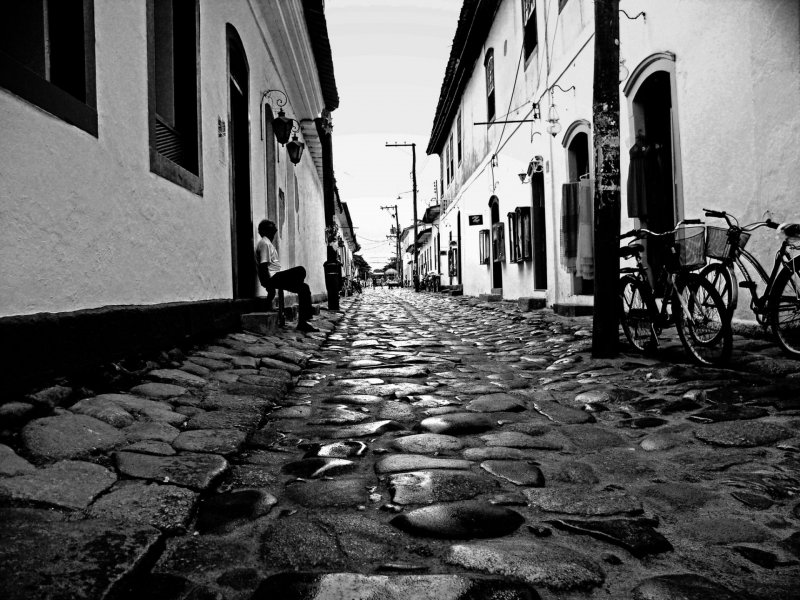 parati histórico da cidade Rio de Janeiro turismo viagem paralelepípedo antigo Pavimento bicicletas mulher pessoa rua património patrimônio histórico nacional casas coloniais arquitetura estilo Parati