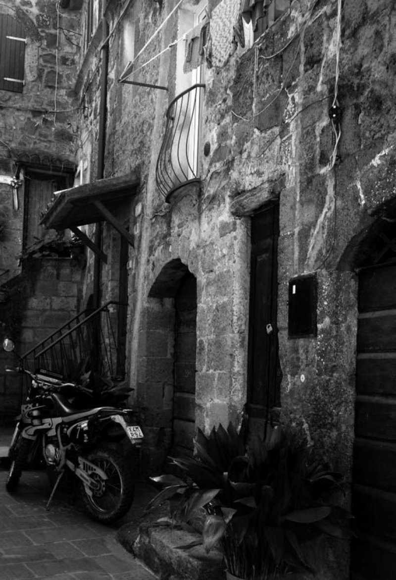 Interior Casa Moto  Preto Branco Sacada Janela Dark Pedra Tijolo Antigo Pitigliano