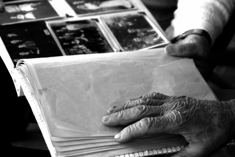 fotografia album de fotografia fotografias lembrança foto fotos recordação mão mãos pessoa lembranca mao maos recordacao 