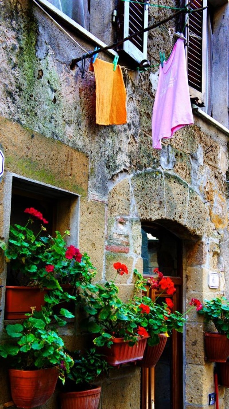 Pitigliano Itália Varal Pendurar Penduradas Roupas Panos Lavar Secar Secando Janela Rua Camisa Veneziana Porta Flores Vermelhas Vasos 