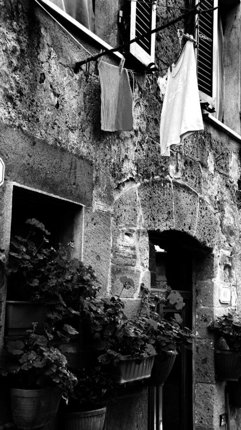 Pitigliano Itália Varal Pendurar Penduradas Roupas Panos Lavar Secar Secando Janela Rua Camisa Veneziana Porta Flores Vermelhas Vasos 