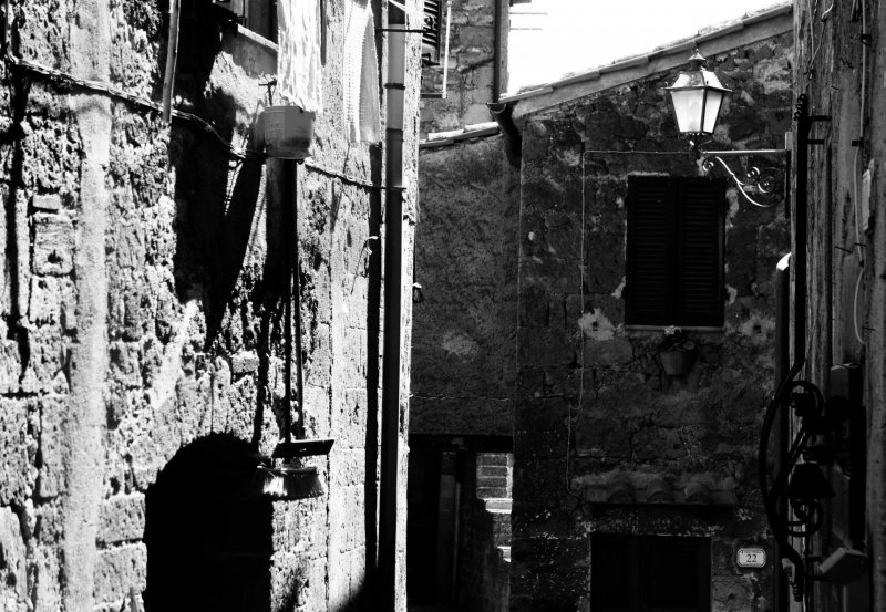 PitiglianoInterior Pedra Tijolo Lampada Luz Preto Branco Vila Vilarejo Itália Toscana