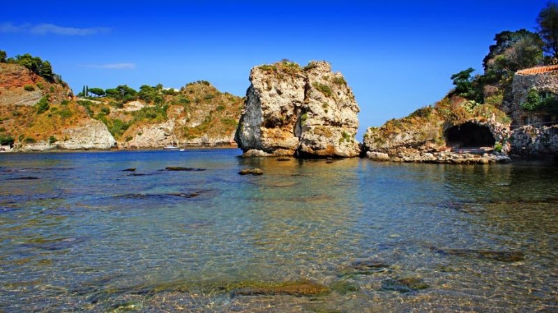 Taormina Itália Mata Ilha Ponte Travessa Caminho Pedra Pedras Areia Chão Conchas Mar Oceano Água Céu Azul Transparente Cristalino Cristalina Rocha Marinho