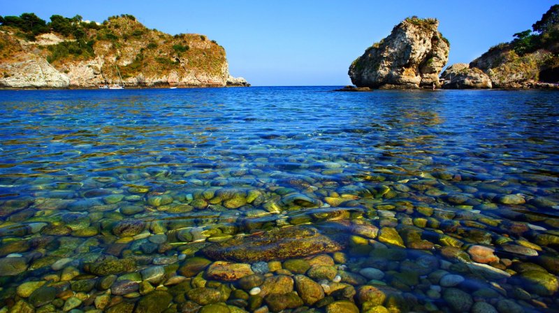 Taormina Itália Mata Ilha Pedra Pedras Areia Chão Conchas Mar Oceano Água Céu Azul Transparente Cristalino Cristalina seicho pedra