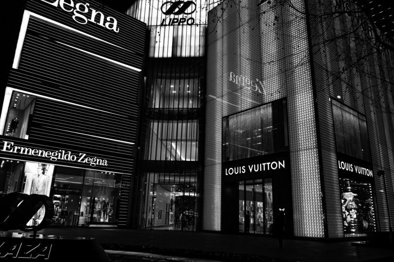 China Shanghai Louis Vuitton Caro Preço Alto Shopping Loja Mercado Oferta Comprar Consumir Consumismo Luz Iluminado Energia Eletricidade Tecnologia Capital Capitalismo Elite Xique Elegânte Burguês Demanda Entrada