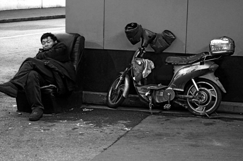 Shanghai China Mendigo Morador Rua Pobre Pobreza Sentado Sentar Veículo Moto Lambreta Transporte Mover Parar Parado Movimento Roda Dirigir Direção Paz Calmo Cedeira Couro Poltrona xangai shanghai 