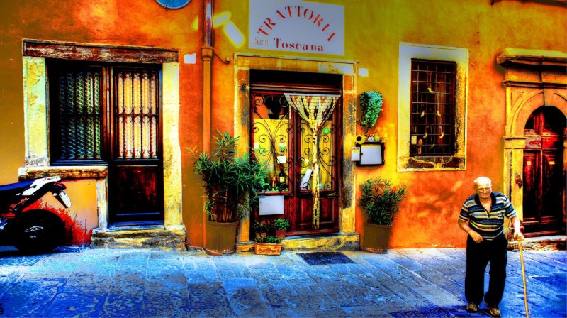 Itália Toscana porta entrada comércio restaurante trataria pessoa idoso sênior velho caminhando 