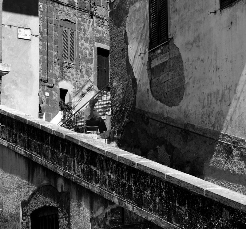 Italia Pitigliano toscana pessoa homem idoso velho sênior sentado pensativo pensando estilo de vida italiano