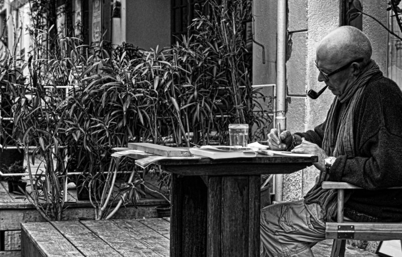 França pessoa idoso senior velho escrevendo desenhando artista pintor tranquilidade estilo de vida