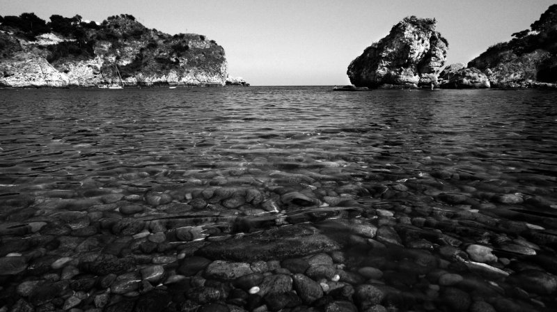 Italia Taormina Sicilia praia seixo pedra agua transparente cristalina