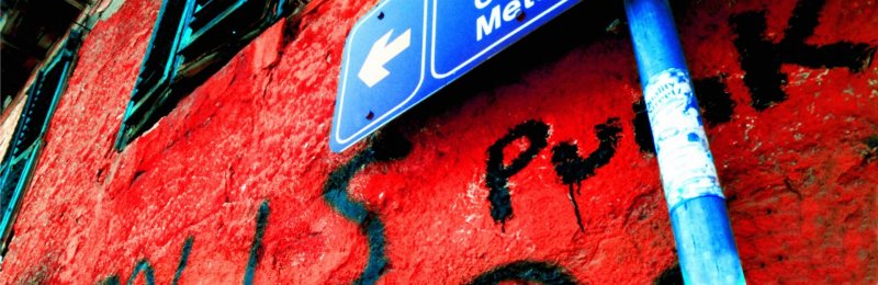 grafite sinalização placa trânsito transito direção vermelho casa parede