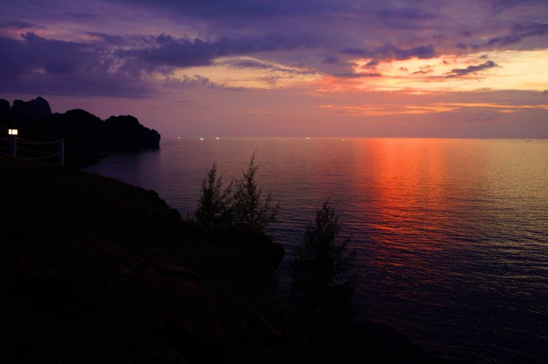Tailândia koh phi phi montanha morro Ásia férias costa tropical tailândia trópicos baía céu verão parque mar água oceano destino paraíso praia  turismo paisagem