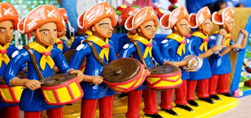 Baianos Brasil Praia Escultura Boneco Tradição Artesanato Nordeste Popular Carnaval Colorido Uniforme Música Tambor Pandeiro Sopro Instrumentos  Banda Canto Lenço Cerâmica Cangaceiros Exército Lampião Soldados Cultura cangaceiro Nordestino Brasil