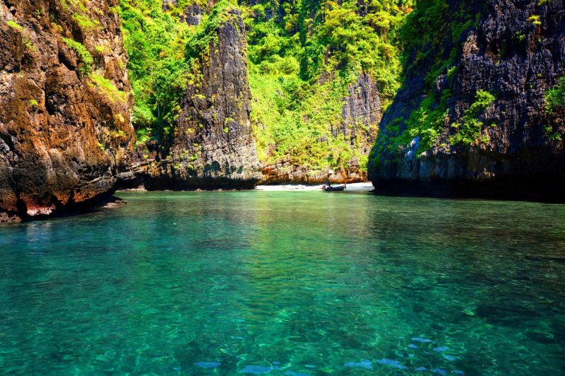 Tailândia koh phi phi montanha morro Ásia férias costa tropical tailândia trópicos baía céu verão parque mar água oceano recife turista destino paraíso praia  turismo paisagem rocha barco