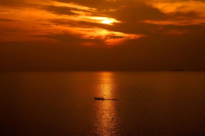 Tailândia koh phi phi barco barcos Ásia férias costa tropical tailândia trópicos baía céu verão parque mar água oceano recife destino paraíso praia  turismo paisagem barco barcos por do sol entardecer por-do-sol barco