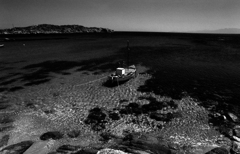 Grécia Barco Ilha Praia Mar Clara Transparente Água Pedras Costa Paro Paros grego