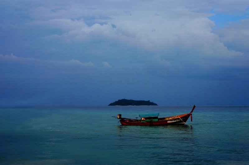 Tailândia koh phi phi barco barcos Ásia férias costa tropical tailândia trópicos baía céu verão parque mar água oceano recife destino paraíso praia  turismo paisagem barco barcos