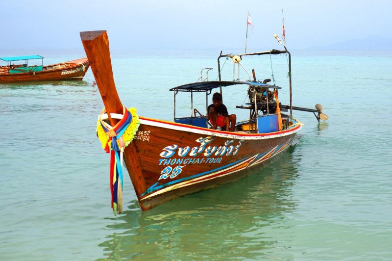 Tailândia koh phi phi barco barcos Ásia férias costa tropical tailândia trópicos baía céu verão parque mar água oceano recife destino paraíso praia  turismo paisagem barco barcos menino