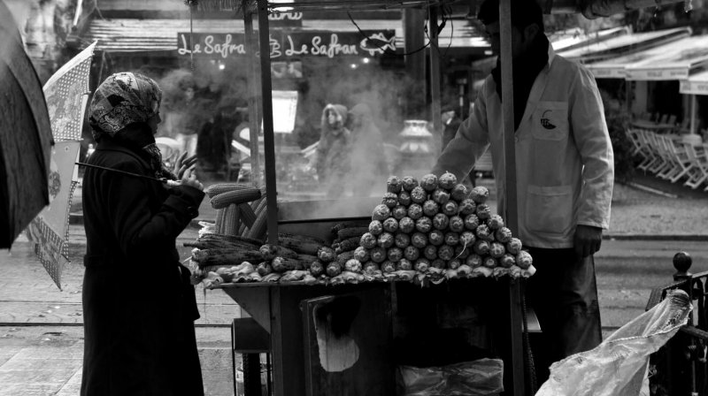 Comercio de rua vendedor ambulante milho turquia istambul turcos cliente