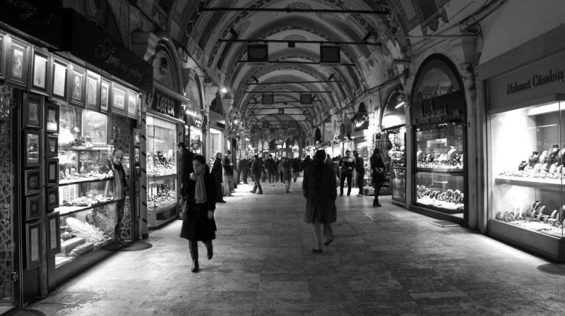 O grande bazar Istambul Turquia asia  mercado oriental ornamental cerâmica tradicional lâmpada loja artesão  bazaar mall porcelana mercadoria decorativo turkish comércio placa spice turismo mosque grande lembrança