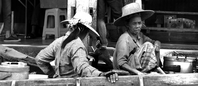 Mulher tailandesa em Taling Chan Floating Market Banguecoque Mercado flutuante Bangkok Tailândia exótico flutuar bens barco negócio palha vila economia comer comércio povos  vegetais mercado alimento turista  Ásia tradicional rural cultura asiática turismo  banguecoque transporte chapéu venda rio local étnico tailândia thai 